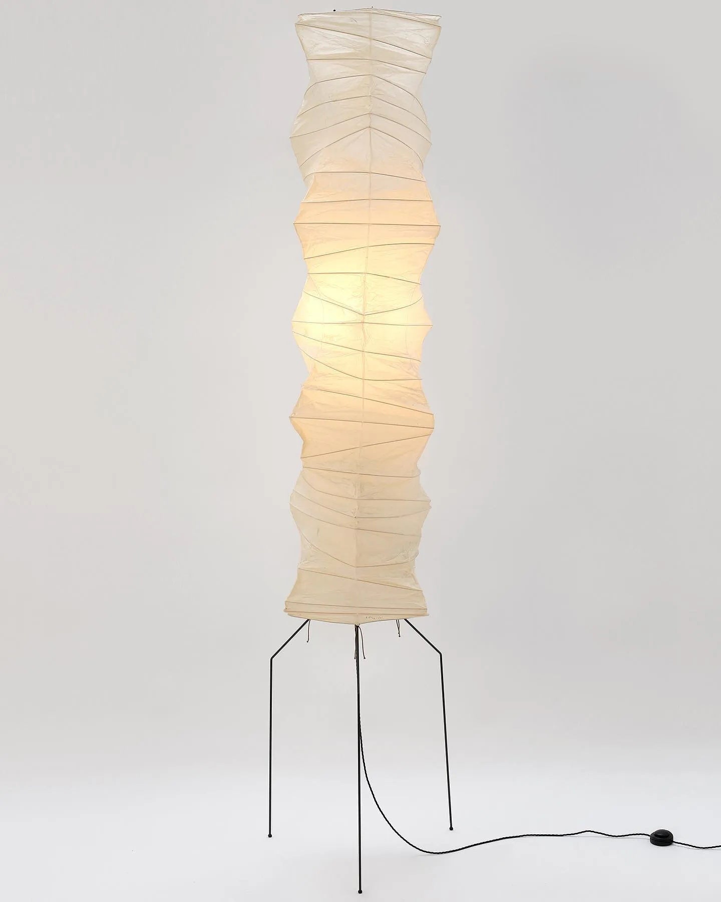 Lampadaire sculptural Taellella